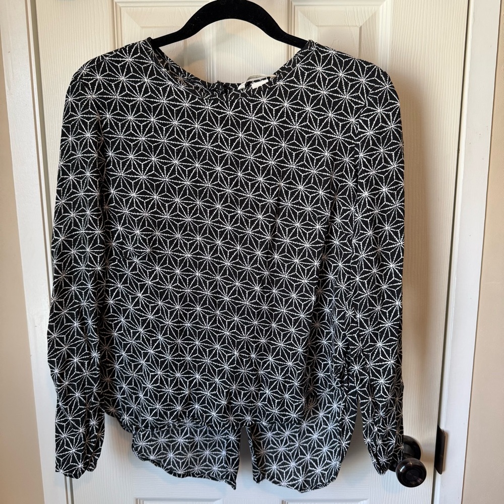H&M button back 100% viscose Abstract Print hi/lo design Long Sleeves Size 6
